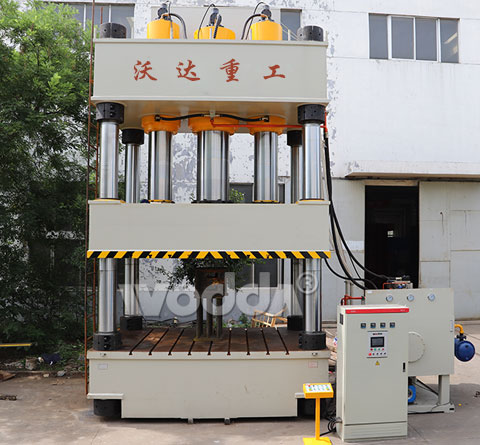 1800噸三(san)梁四柱液(ye)壓機