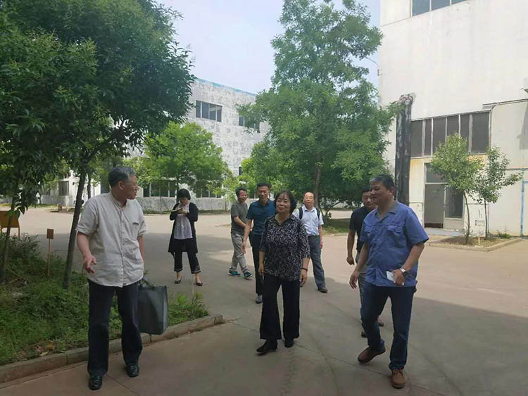 北京一機劉宇淩總工程師來沃達液壓機考察