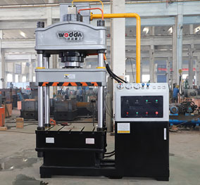 200噸四(sì)柱油壓機(ji)