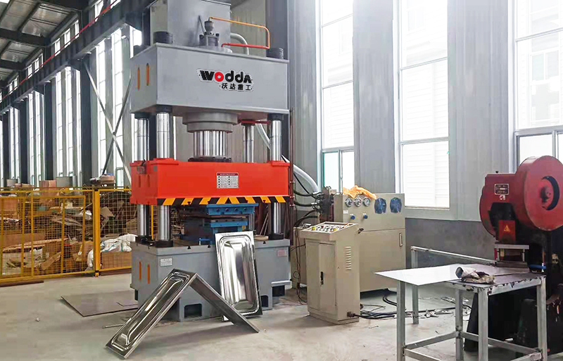 500噸不鏽鋼水(shui)箱成型液壓機(ji)客戶現場視頻(pin)