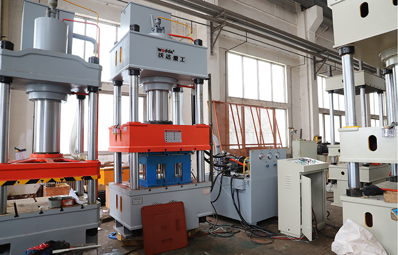 複合(hé)樹脂井(jing)蓋模壓(yā)液壓機(ji)