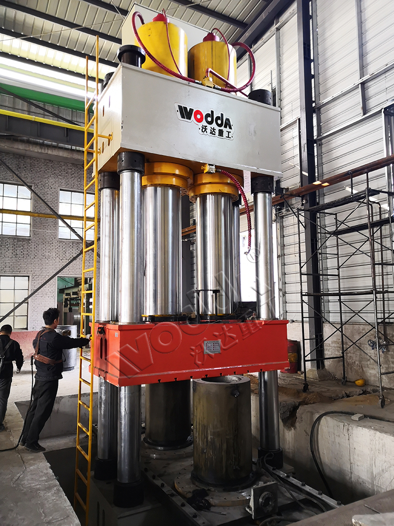 2000噸碳素石墨坩埚液壓機 2000噸碳素石墨坩埚液壓機