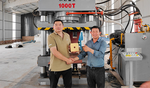 全自動鹽(yán)磚機-1000噸牛羊(yáng)舔磚液壓機(ji)