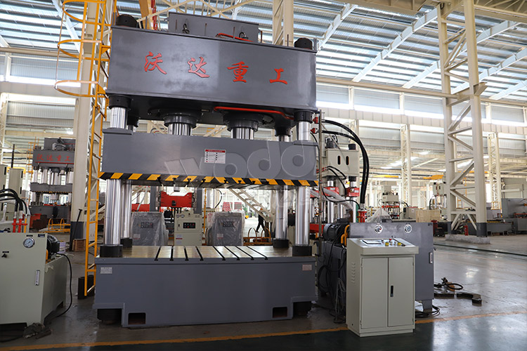 630噸火車門闆整形液壓機 630噸火車門闆整形液壓機