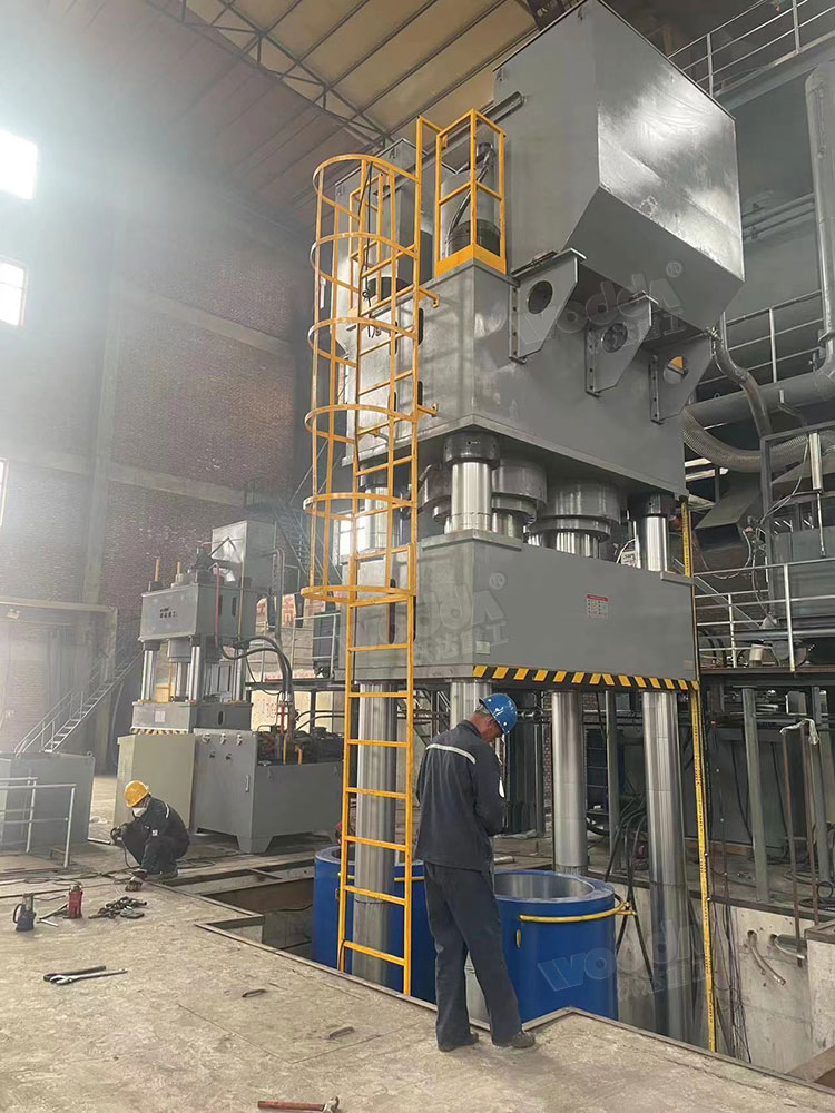 2000噸石墨坩埚成型液壓機安裝調試