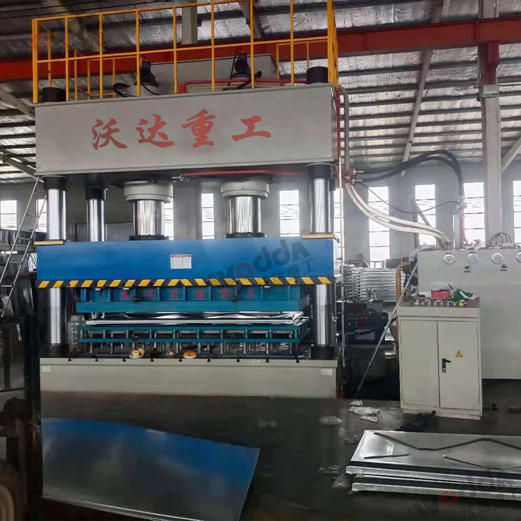 1000噸不鏽鋼水箱成型液壓機.jpg 1000噸不鏽鋼水箱成型液壓機.jpg