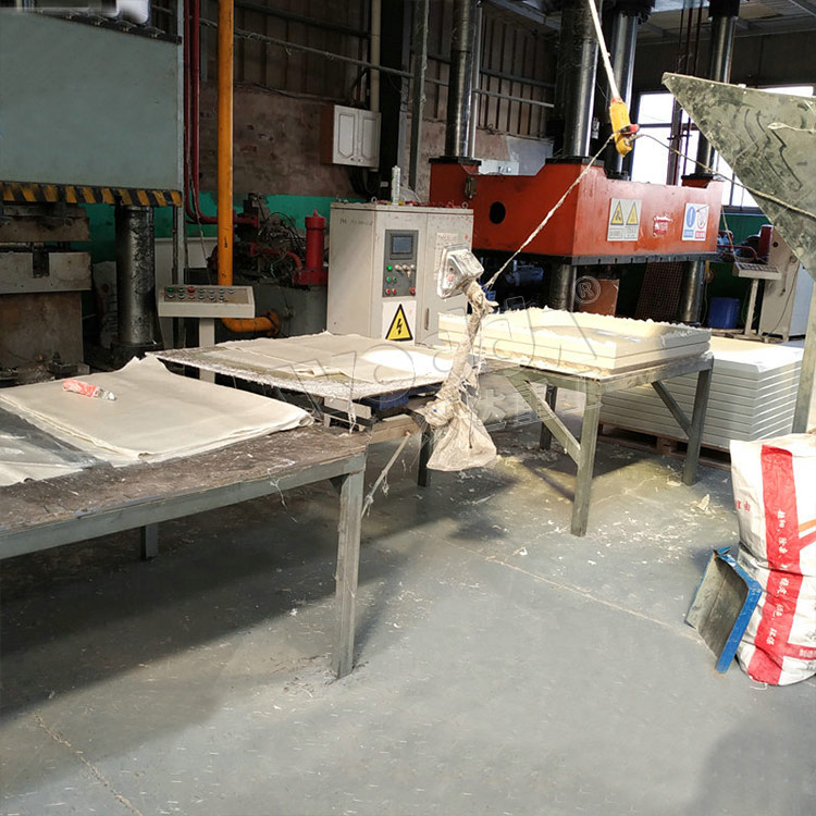 玻璃鋼水箱成型液壓機現場