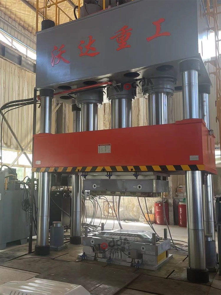 1500噸汽車配件成型液壓機客戶現場