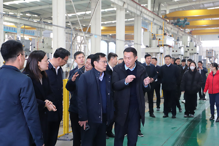 滕州市政協副主席董鴻洋聽取沃達重工董事長劉衛東項目推進情況