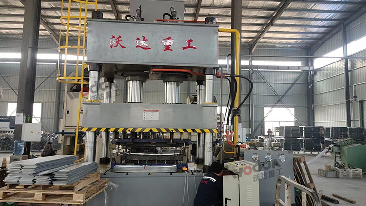 500噸汽車配件拉伸液壓機客戶現場 500噸汽車配件拉伸液壓機客戶現場