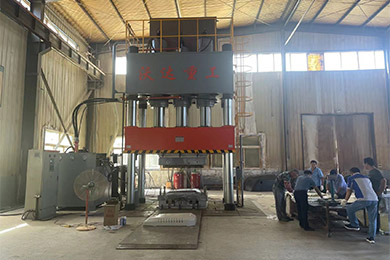 1500噸複(fú)合材料(liào)液壓機(ji)模壓SMC工(gong)程車覆(fu)蓋件