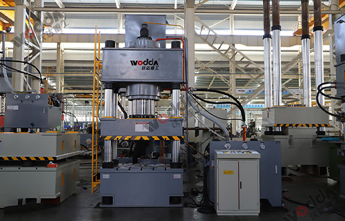 630噸三梁(liang)四柱液壓機試(shì)機現場