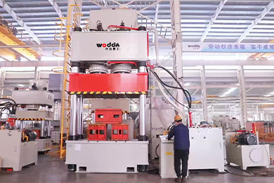 1000噸(dūn)雙缸四(si)柱三梁(liáng)液壓機(jī)