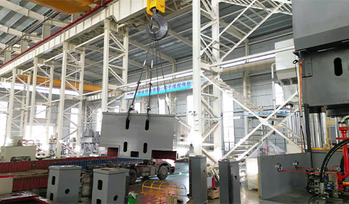 沃達重(zhòng)工2000噸框架(jia)式液壓機(ji)裝車發貨(huò)