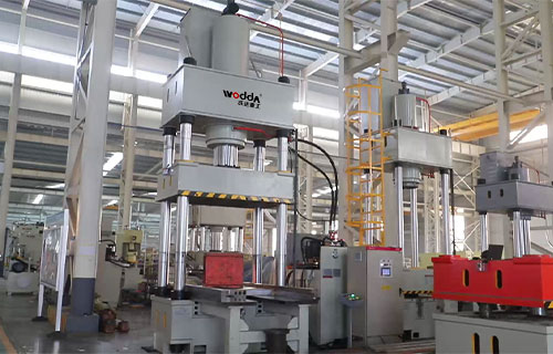 500噸伺(si)服液壓(yā)機帶移(yi)動工作(zuò)台