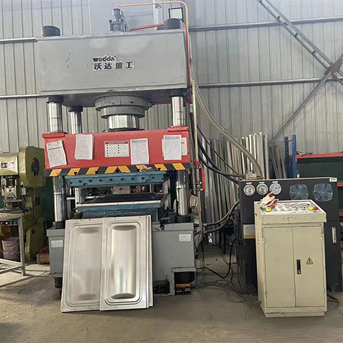 400噸不鏽鋼水箱(xiang)成型液壓機