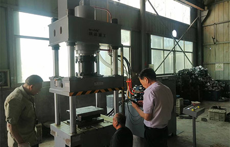 200噸(dun)不鏽鋼(gang)離心風(fēng)機成型(xíng)液壓機(ji)