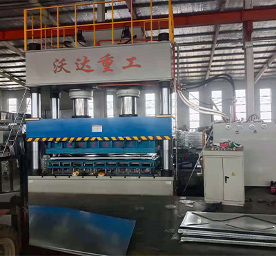 不鏽(xiù)鋼水箱闆液(yè)壓機_1000噸液壓(ya)機