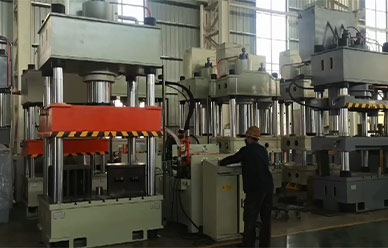 國标315噸四柱(zhu)液壓機試機